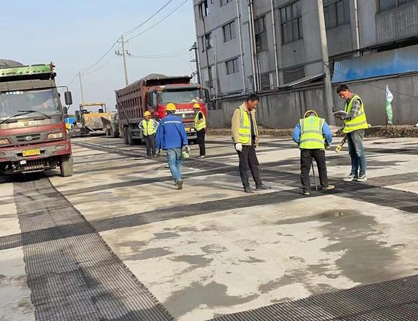 常熟老材料的新故事：玻璃纤维土工格栅如何在‘白改黑’浪潮中重获新生？